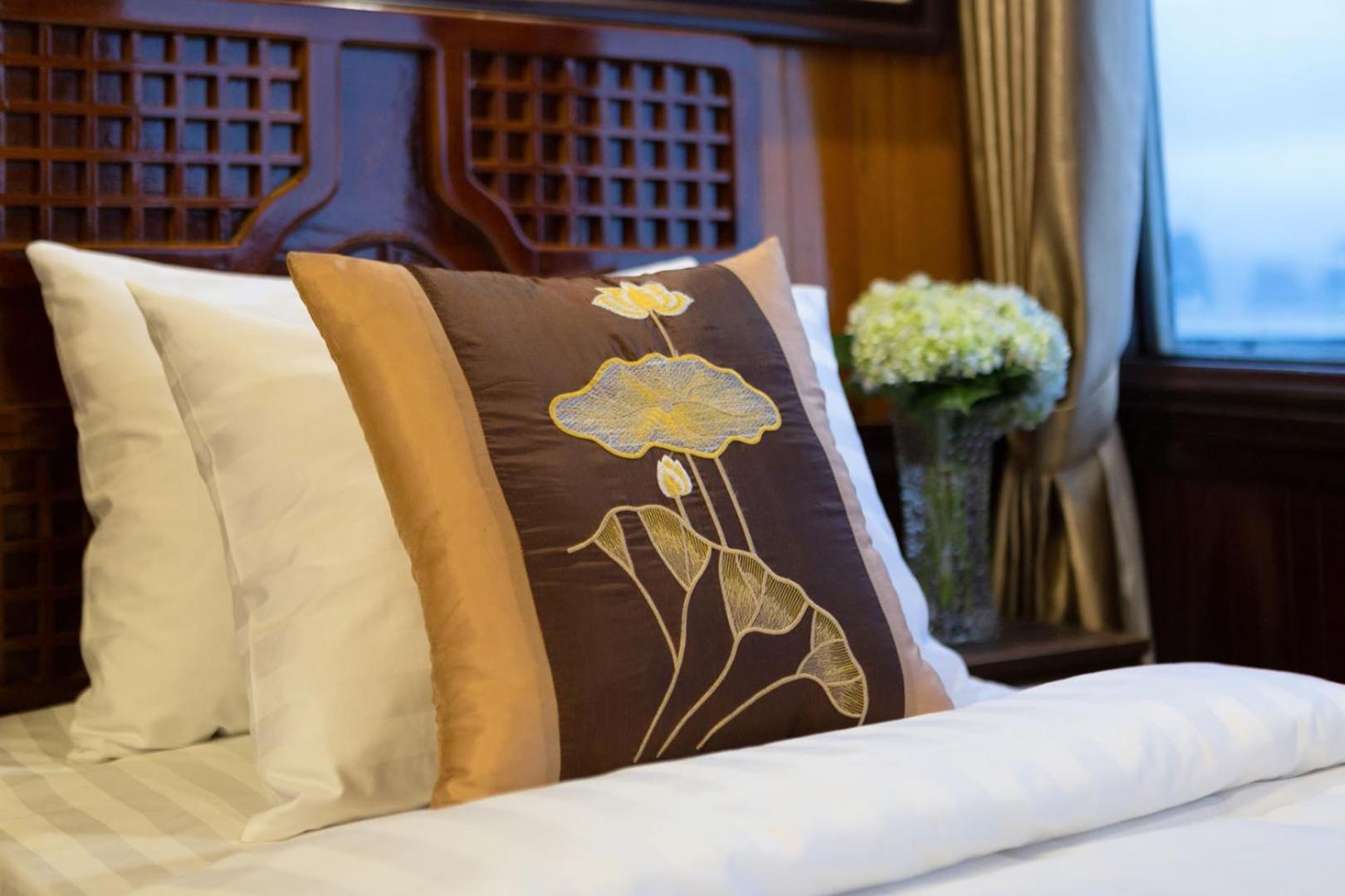 Cozy Bay Classic Cruise Ha Long Exterior foto